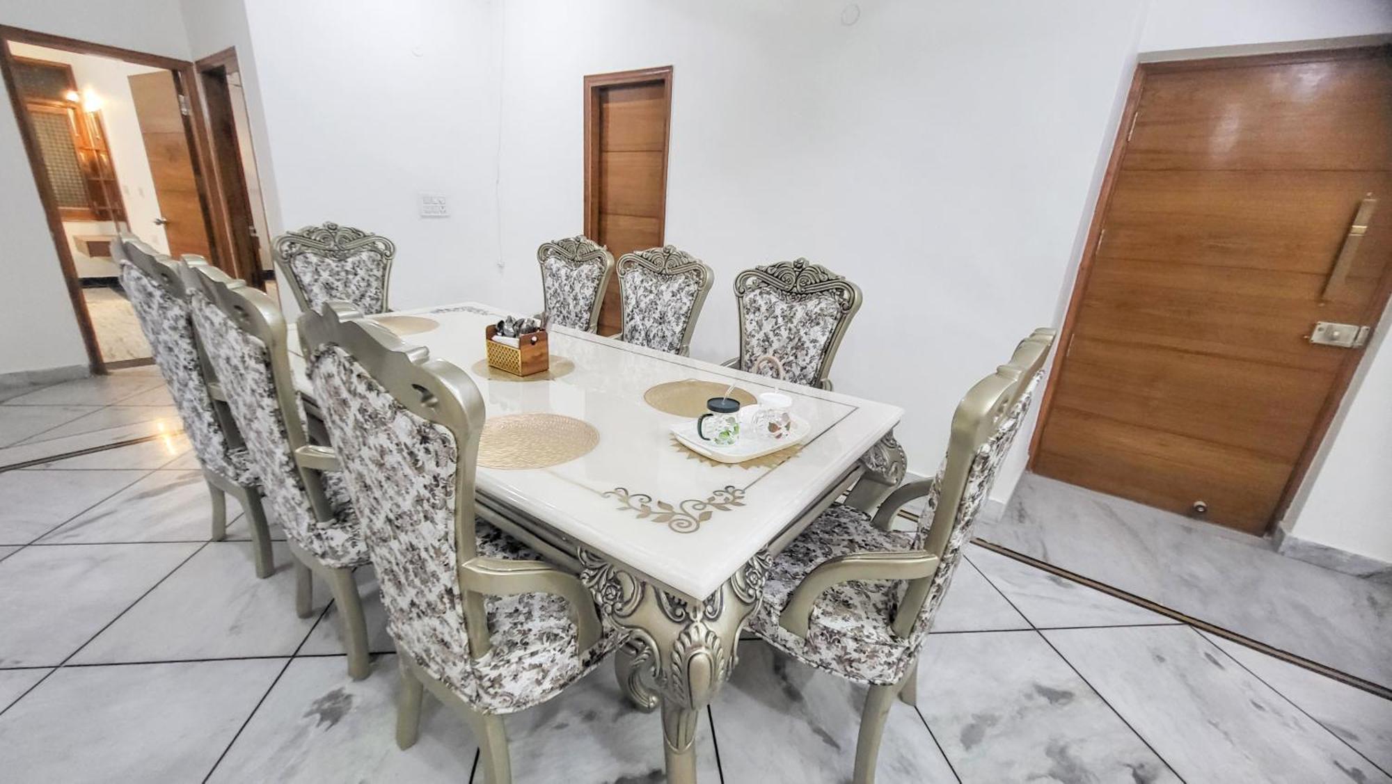 Apartment Vacationbuddy Charming 4bhk Retreat In Janakpuri *