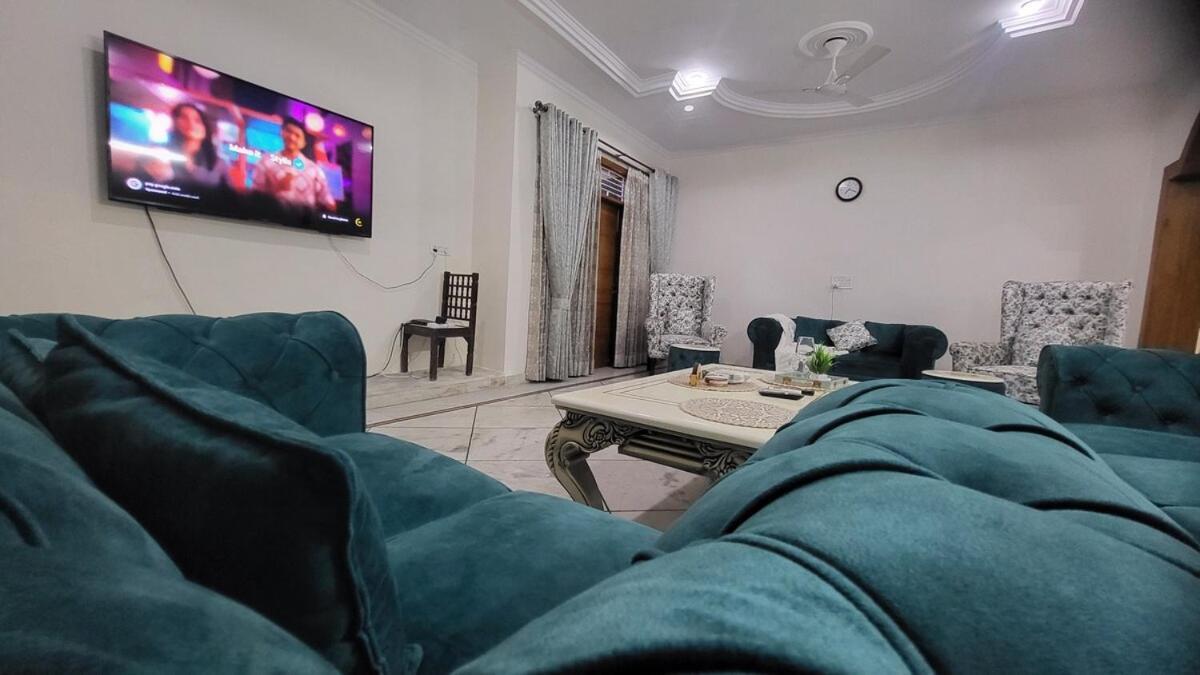 Vacationbuddy Charming 4bhk Retreat In Janakpuri * New Delhi