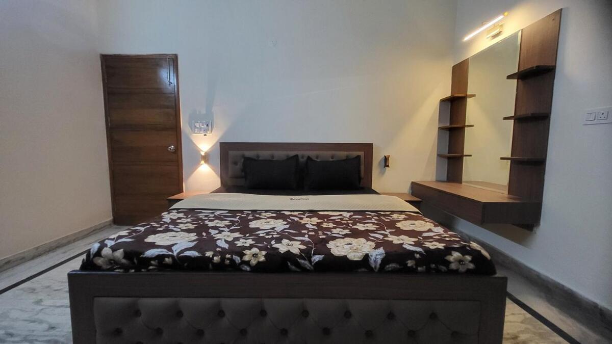 Apartment Vacationbuddy Charming 4bhk Retreat In Janakpuri *