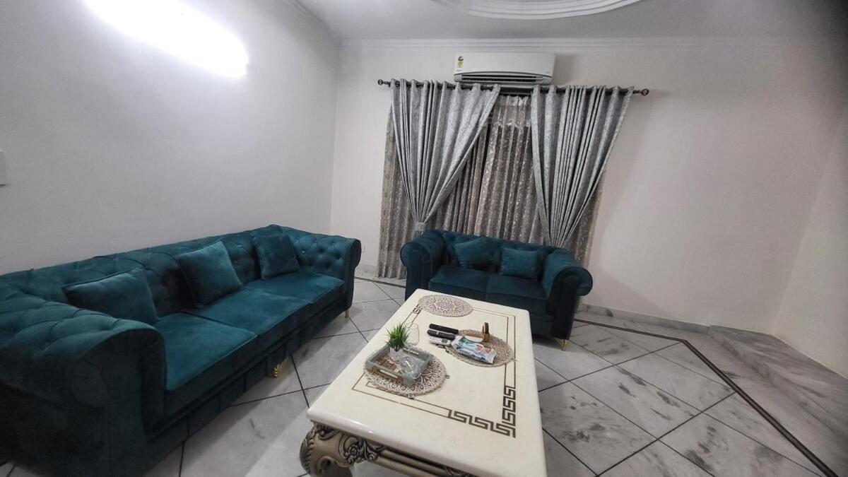 Vacationbuddy Charming 4bhk Retreat In Janakpuri Apartment *