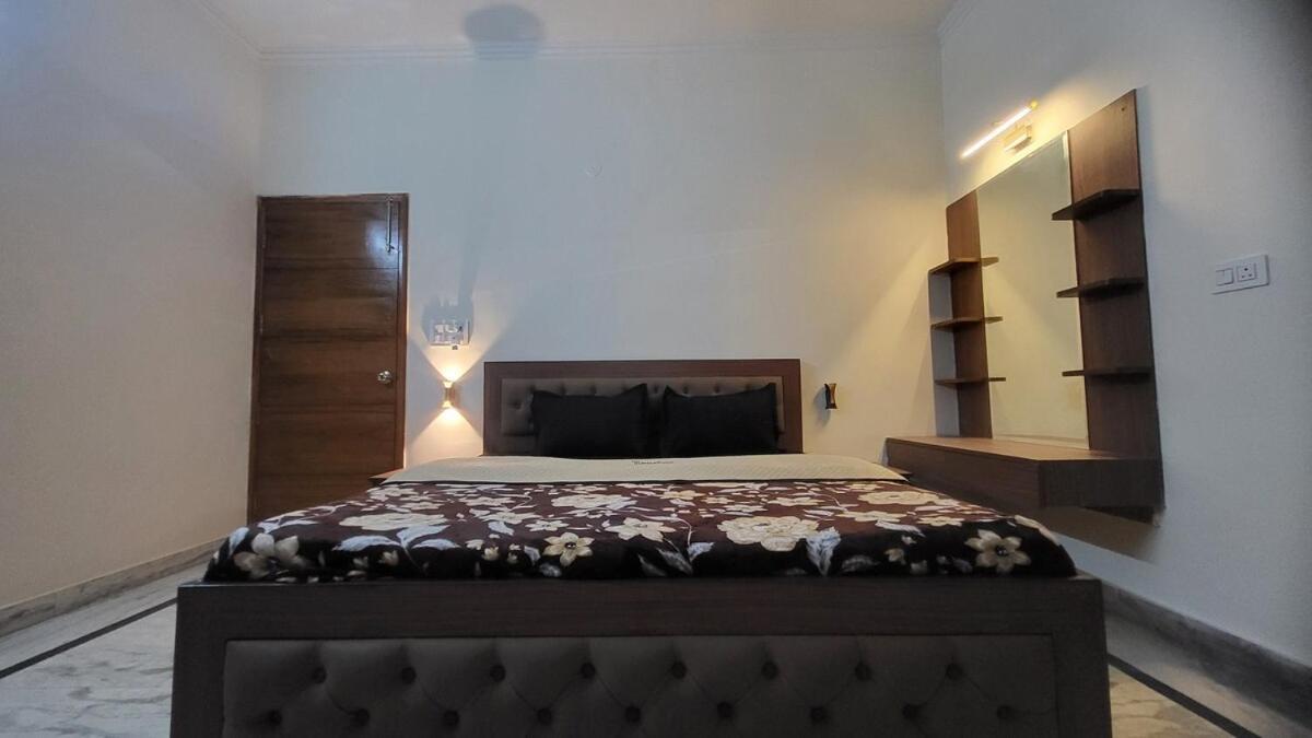 Apartment Vacationbuddy Charming 4bhk Retreat In Janakpuri *