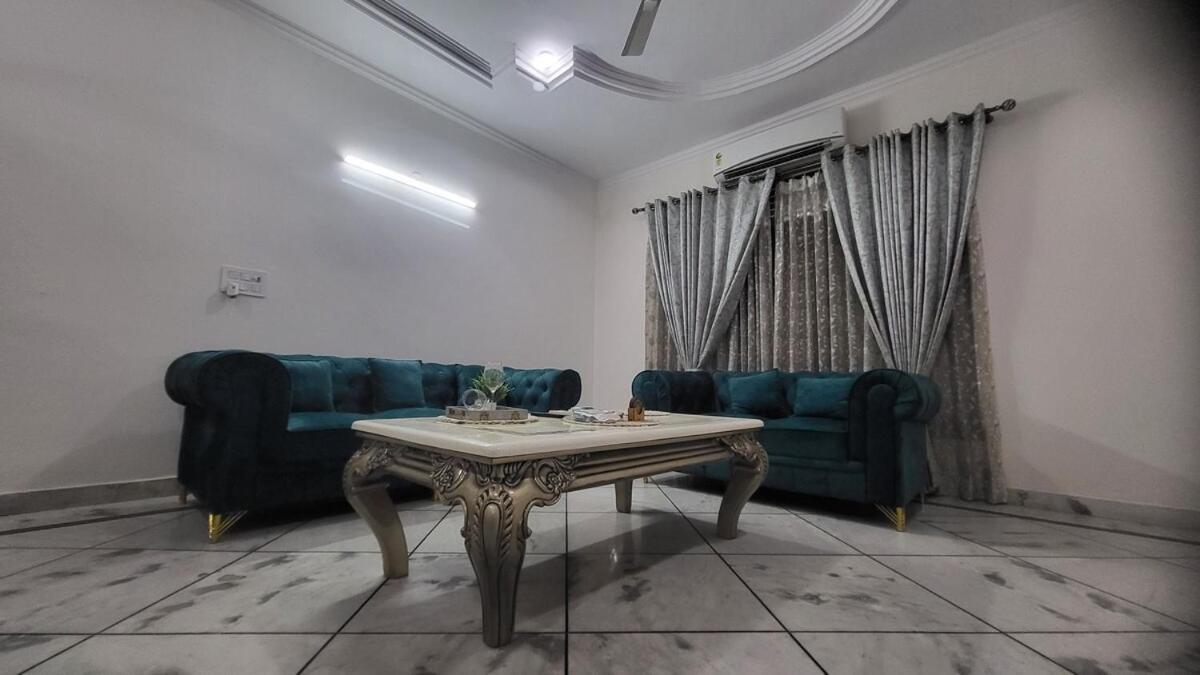 Vacationbuddy Charming 4bhk Retreat In Janakpuri Apartment *